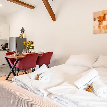 Apartman Mit Arbeitsplatz, Parkplatz & Terrasse - Fuer 4 Leonberg