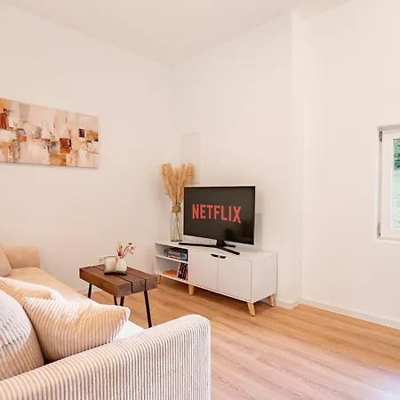 Mit Arbeitsplatz, Parkplatz & Terrasse - Fuer 4 Apartman *
