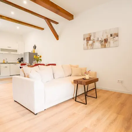 Astay - Mit Arbeitsplatz, Parkplatz & Terrasse - Fuer 4 Apartmán *